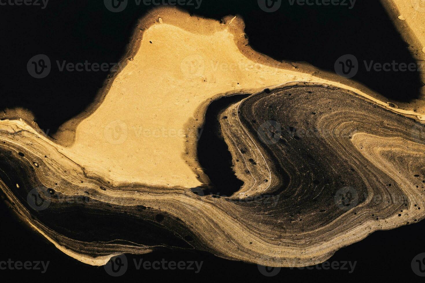 d'oro fetta di pietra su nero. astratto liquido marmo sfondo o struttura. acrilico fluido arte. digitale arredamento foto