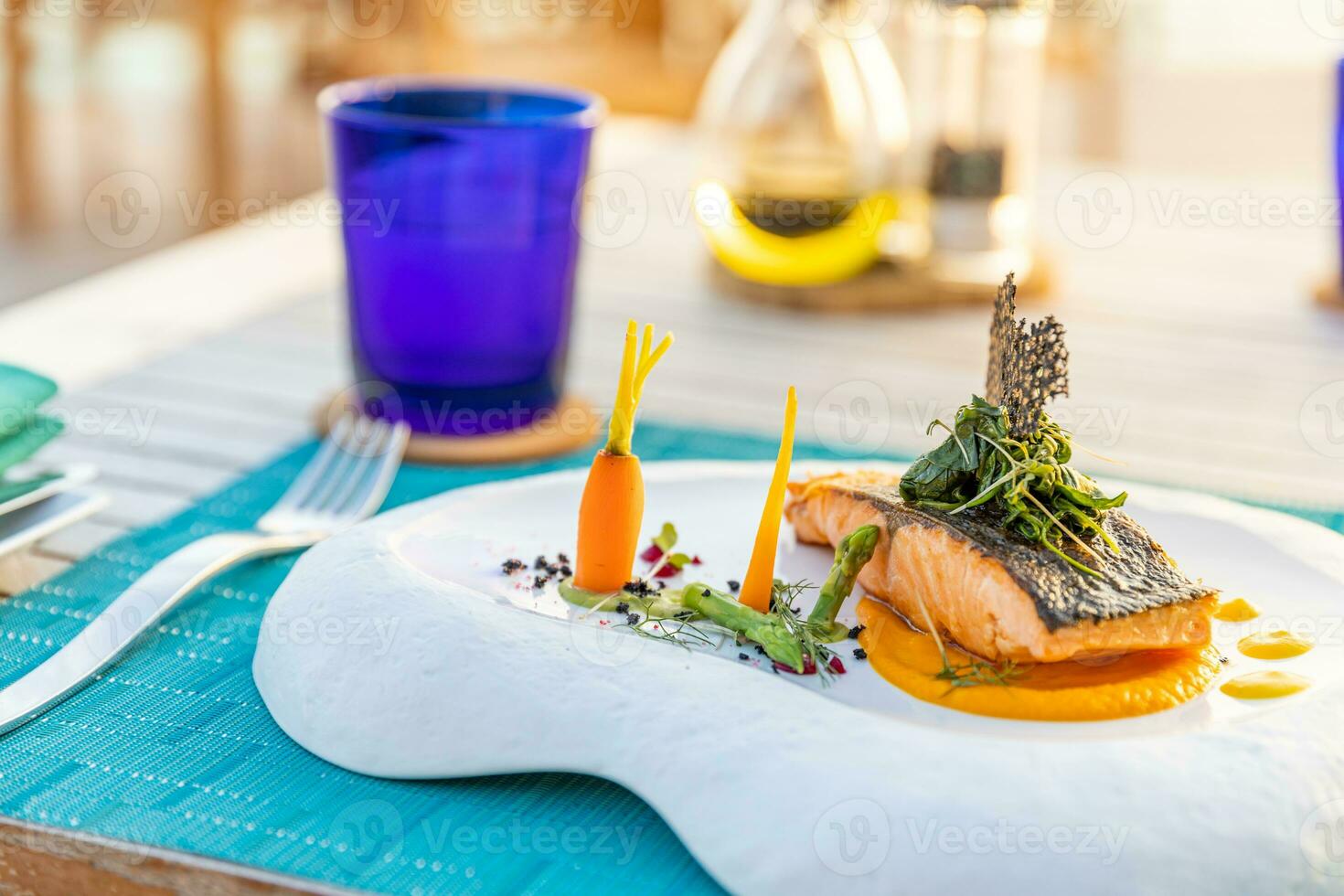 lusso cena cibo, salmone verdure cocktail su di legno tavolo bellissimo tropicale ricorrere, all'aperto ristorante sfondo, tramonto tempo estate vacanza e romantico vacanza lusso viaggio stile di vita foto