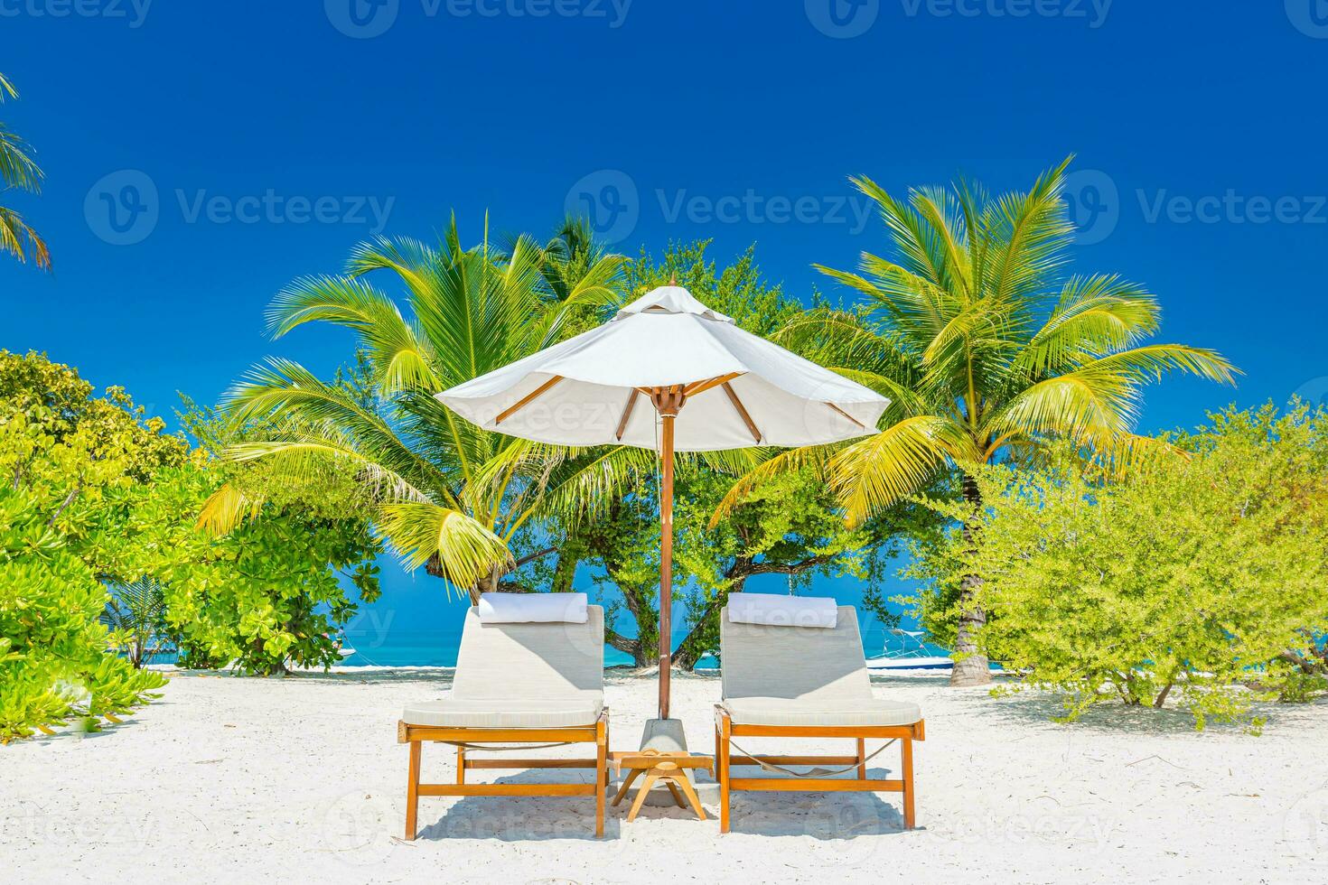 sorprendente spiaggia. romantico sedie ombrello su sabbioso spiaggia palma foglie, sole mare cielo. estate vacanza, coppie vacanza. amore contento tropicale paesaggio. tranquillo isola costa rilassare bellissimo paesaggio design foto