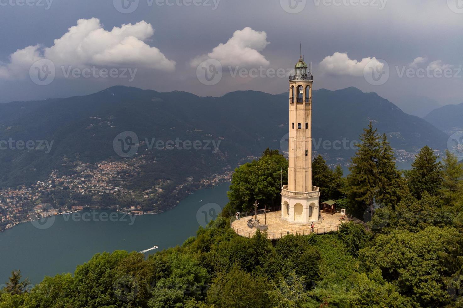 veduta aerea del faro di volta a brunate, lago di como foto