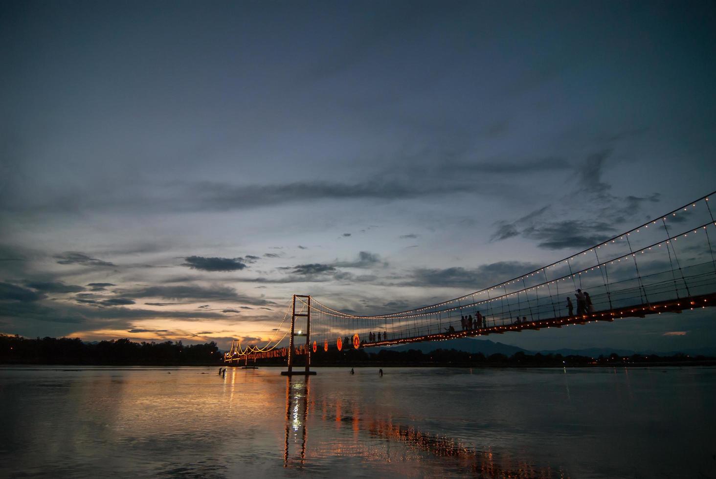 il vecchio ponte di legno ponte crollo ponte rattanakosin suspe foto