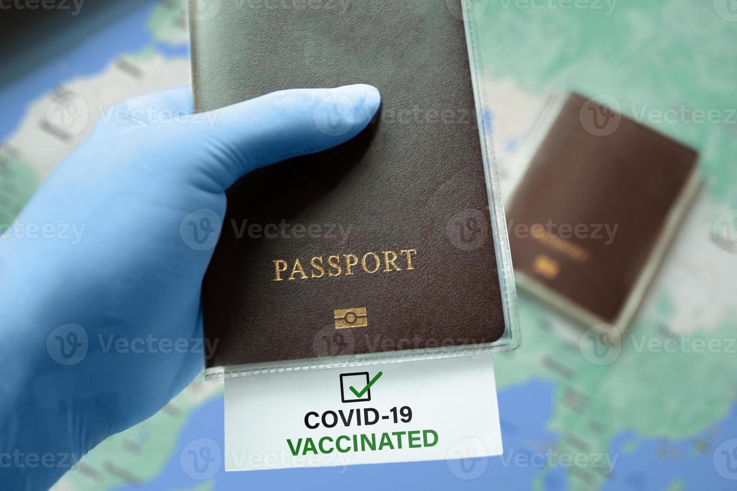 viaggiare dopo la pandemia concetto di certificato privo di rischi del passaporto di immunità. foto