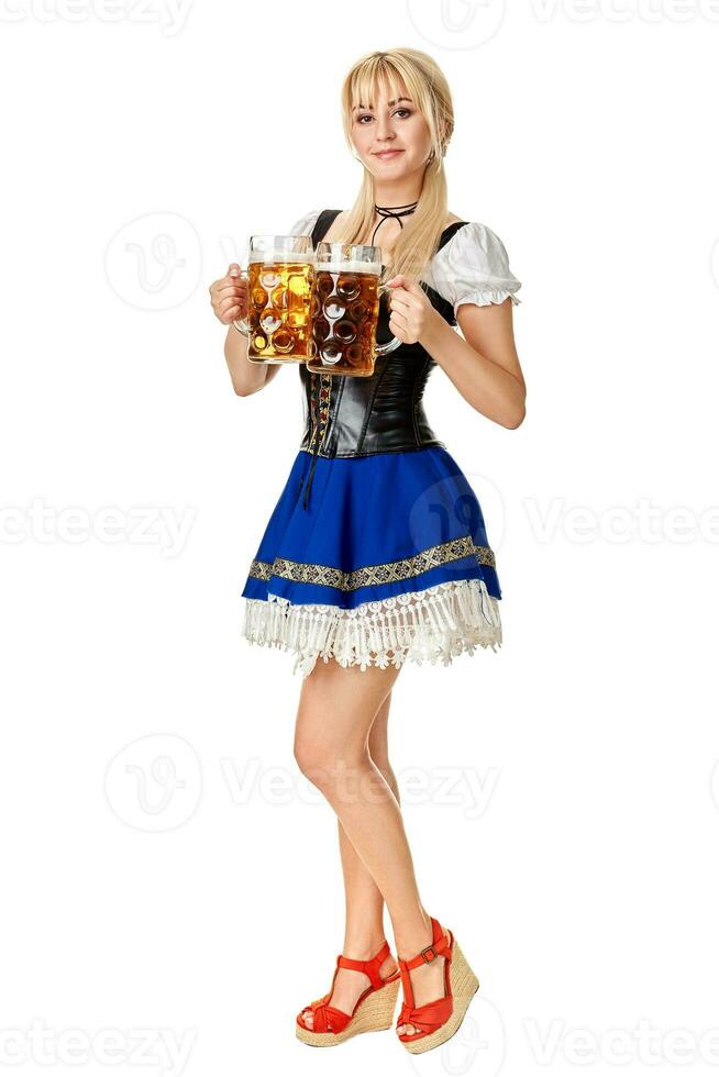 pieno lunghezza ritratto di un' biondo donna con tradizionale costume Tenere birra bicchieri isolato su bianca sfondo. foto