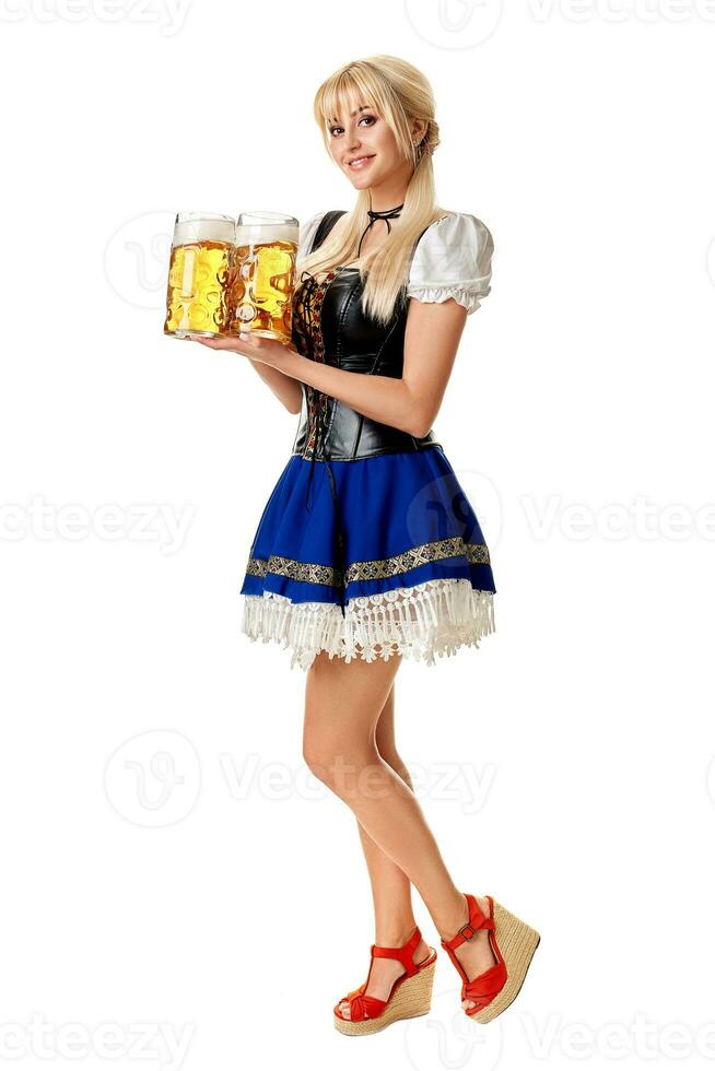 pieno lunghezza ritratto di un' biondo donna con tradizionale costume Tenere birra bicchieri isolato su bianca sfondo. foto