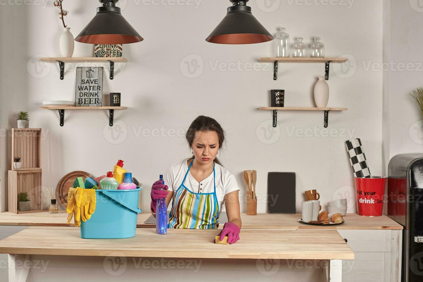 bellissimo allegro brunetta donna nel guanti pulizia moderno cucina foto