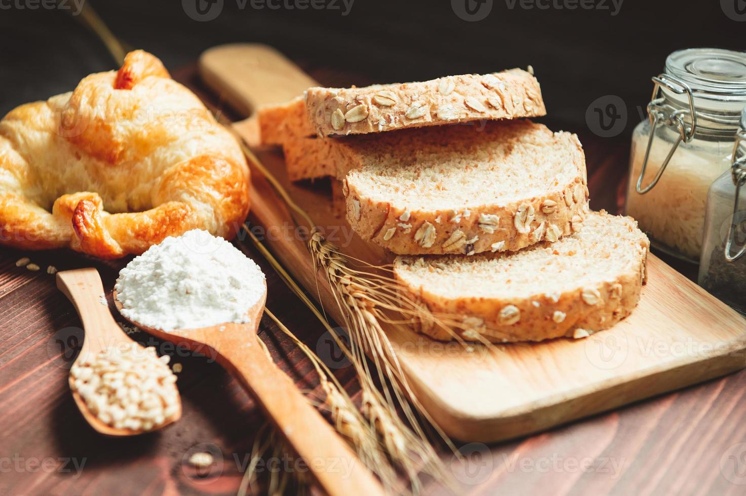 diversi tipi di pane con cereali integrali di nutrizione su fondo di legno. cibo e prodotti da forno nel concetto di cucina. deliziosa colazione gouemet e pasto. carboidrati alimenti biologici cucina fatta in casa foto