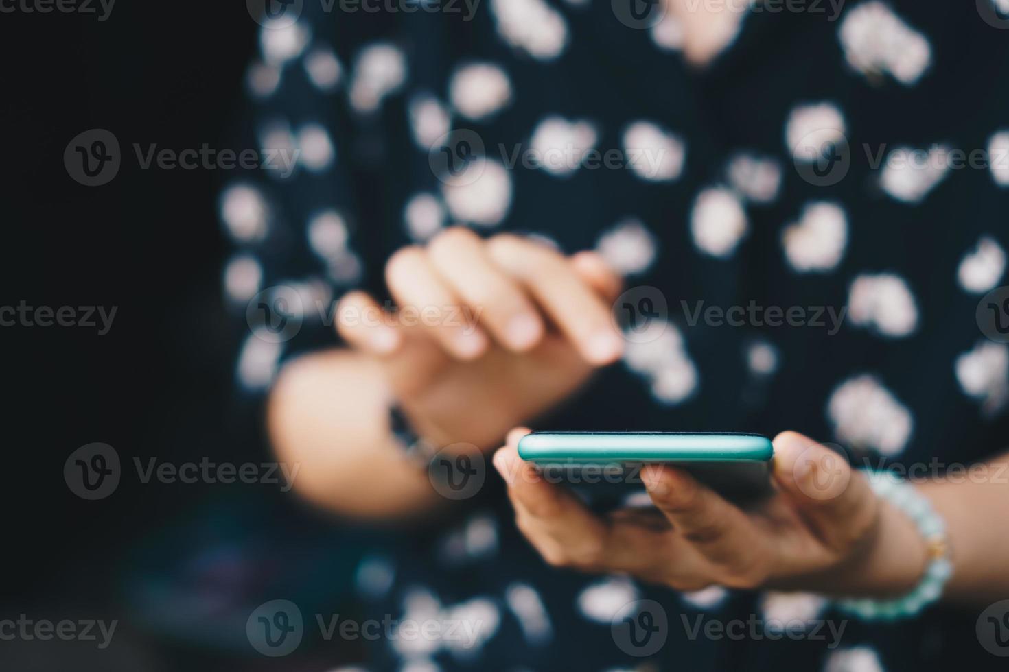 mano della donna che utilizza smartphone per fare affari, social network, comunicazione. foto