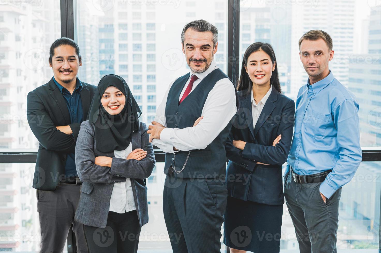 ritratto di un gruppo di uomini d'affari che ha fiducia in un lavoro di successo foto