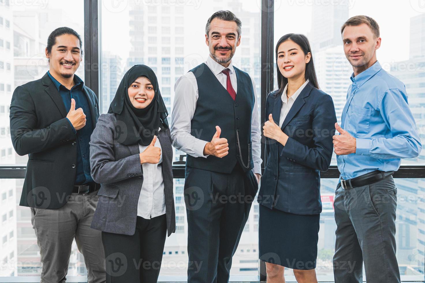 ritratto di un gruppo di uomini d'affari che ha fiducia in un lavoro di successo foto