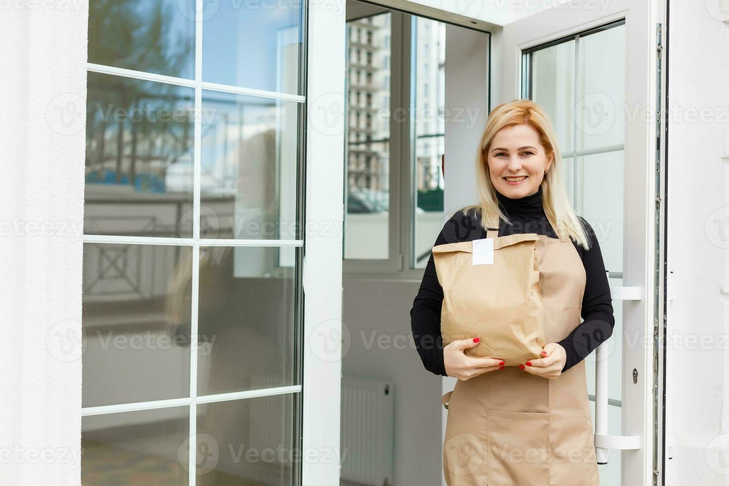 metà lunghezza ritratto di cameriera vestito nel grembiule con copia spazio per marca nome Aperto memorizzare di partenza opera pronto per servire visitatori, donna imprenditore barista in piedi a ristorante Ingresso foto