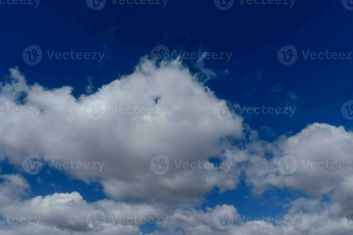 un' grande bianca nube è nel il cielo foto