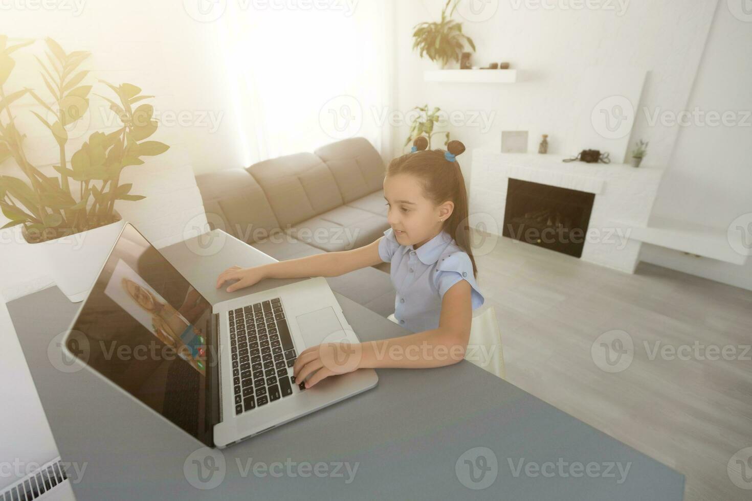 poco ragazza studiando con il computer portatile in linea apprendimento foto