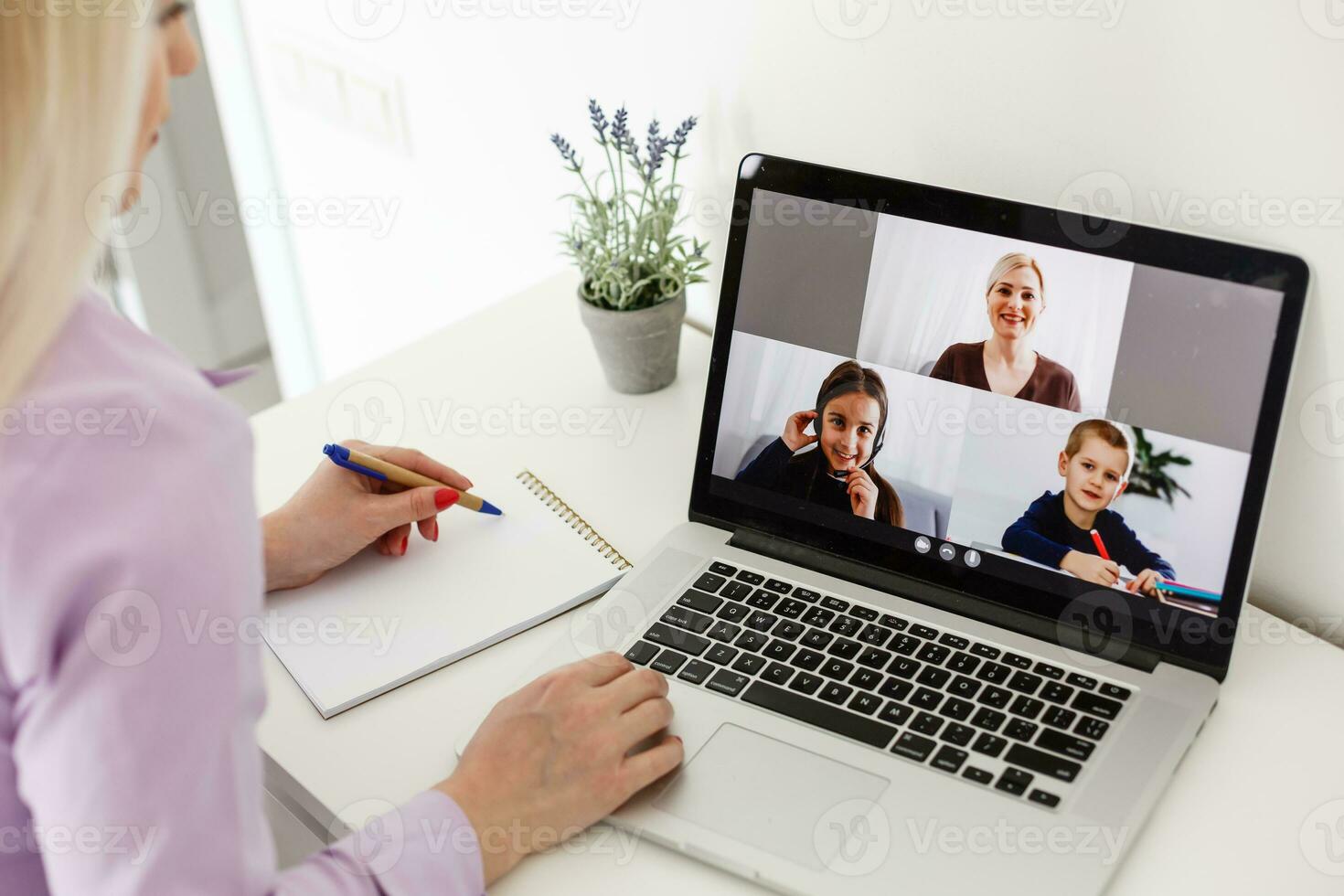 ritagliata Immagine di giovane femmina alunno frequentando in linea conferenza su il computer portatile a scrivania foto