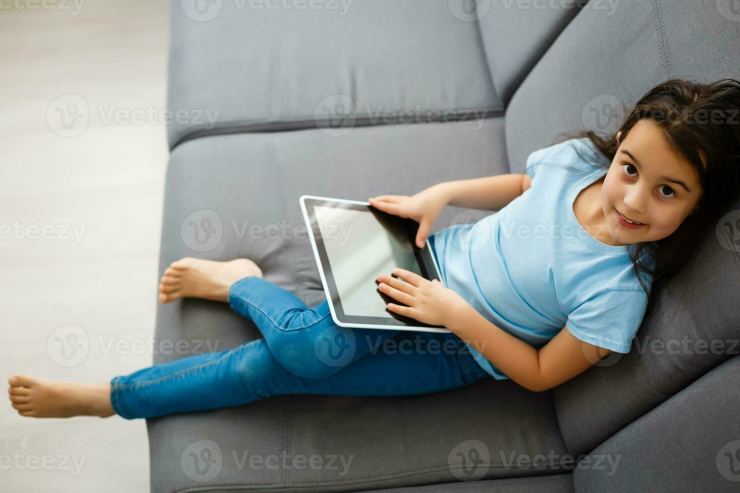 poco ragazza studiando compiti a casa matematica durante sua in linea lezione a casa, sociale distanza durante quarantena, auto-isolamento copia spazio bandiera foto