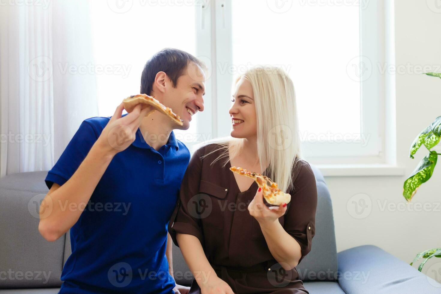 uomo e donna mangiare un' Pizza e godendo il sera foto