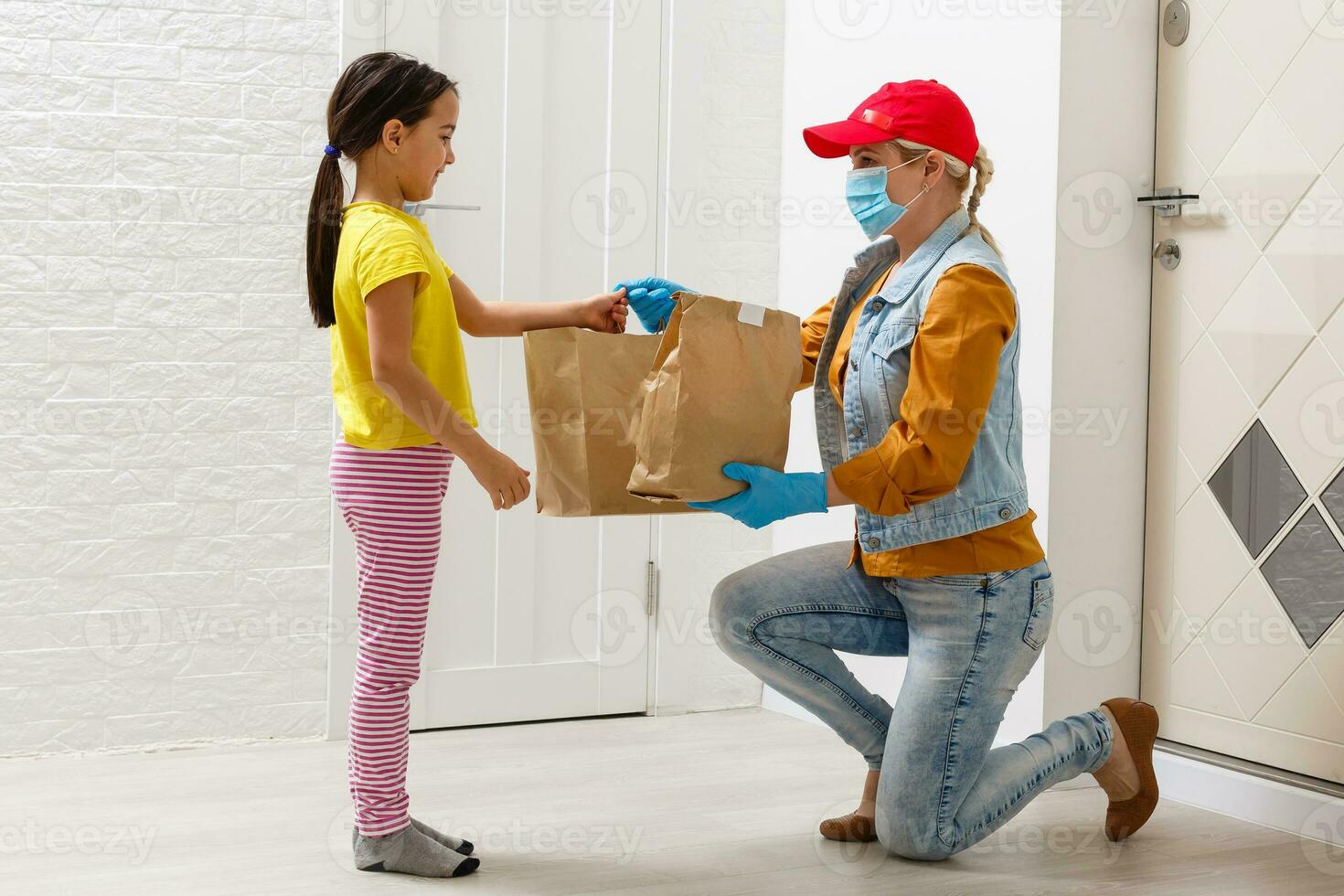 contento poco ragazza ricevente nel consegnato pacchetto, consegna per bambini foto