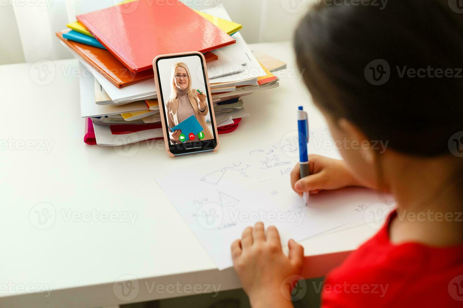 distanza apprendimento in linea formazione scolastica, poco ragazza scrive formule foto