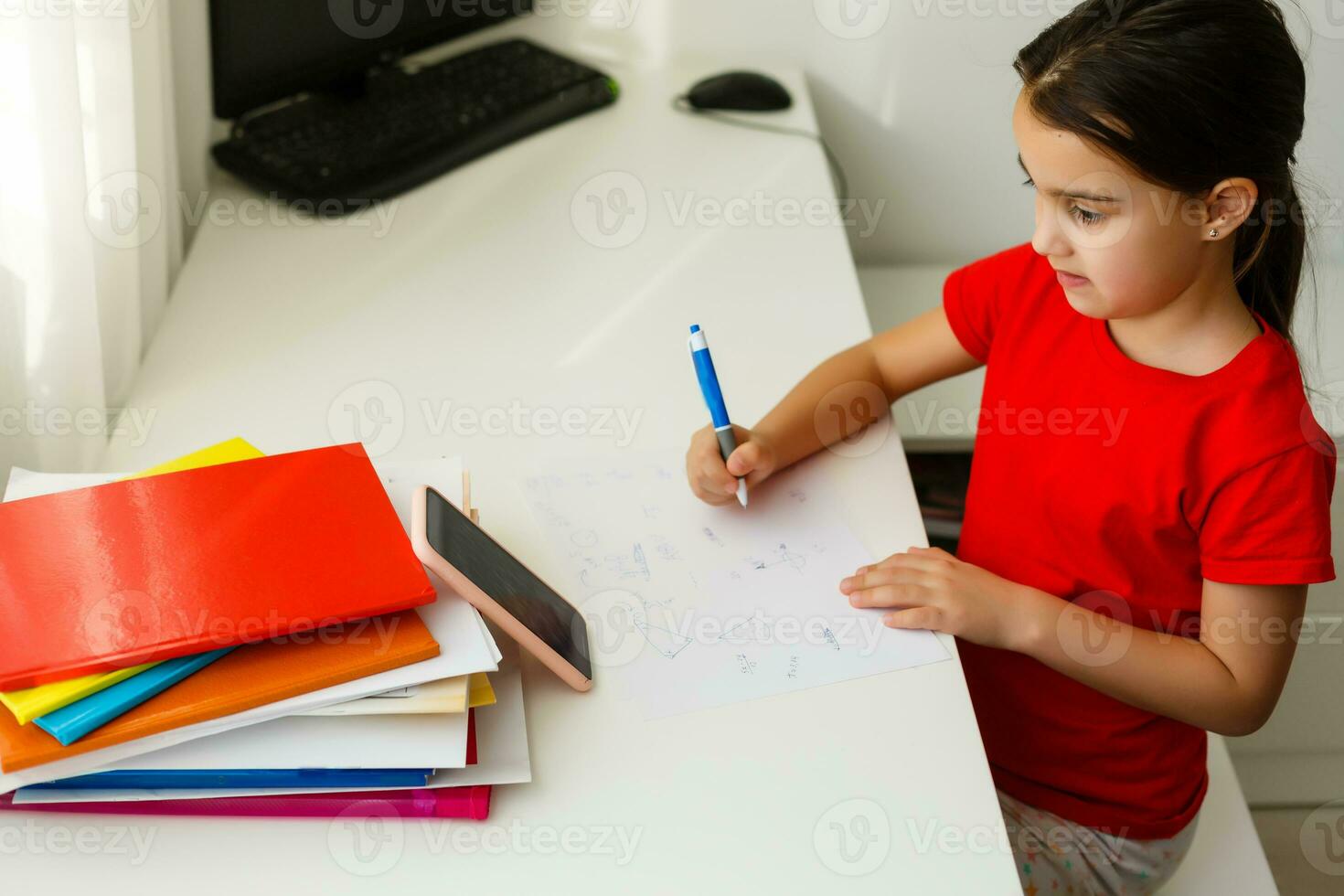 distanza apprendimento in linea formazione scolastica, poco ragazza scrive formule foto