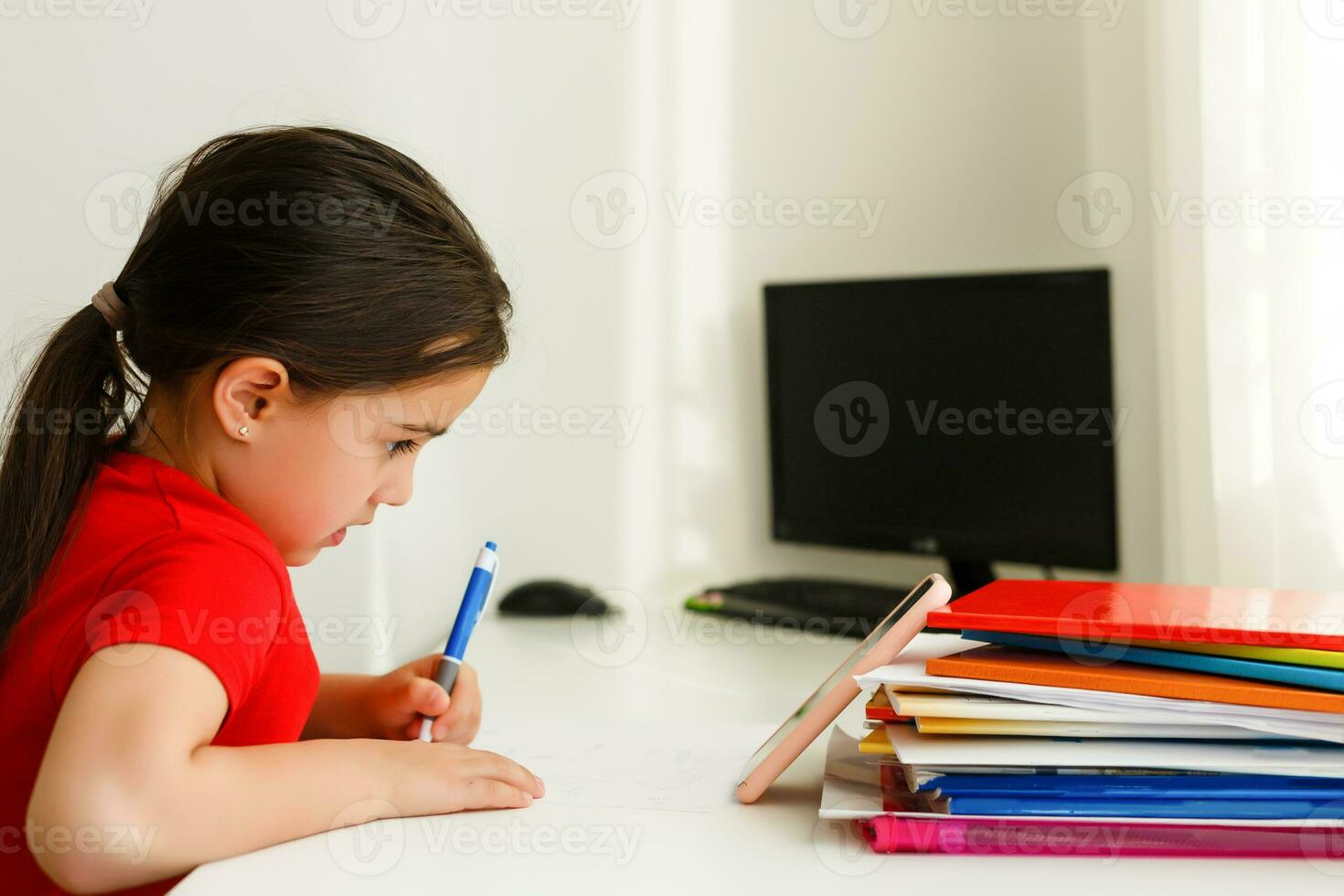 distanza apprendimento in linea formazione scolastica, poco ragazza scrive formule foto