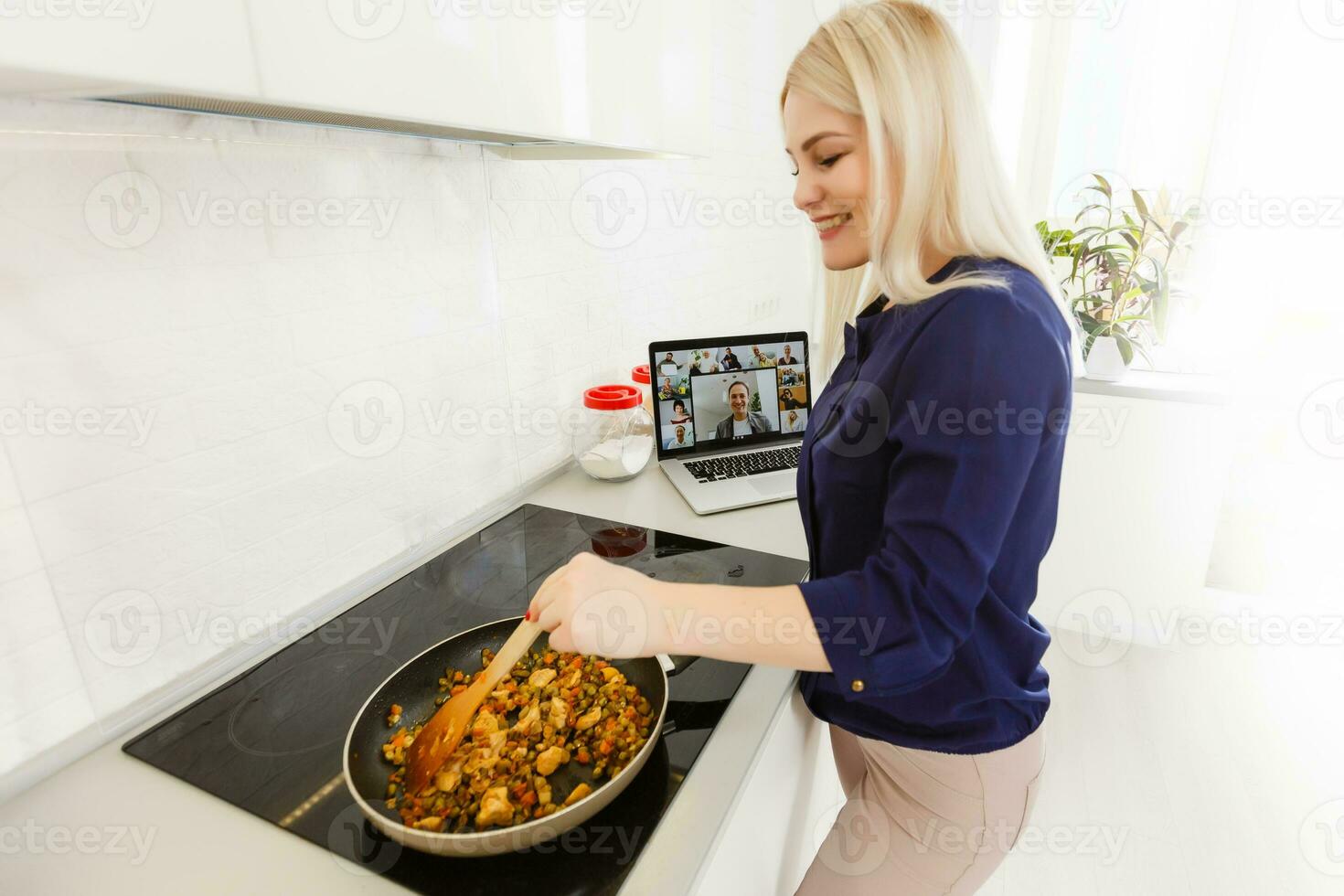 giovane bellissimo donna con il computer portatile nel il cucina, guardare per ricetta foto