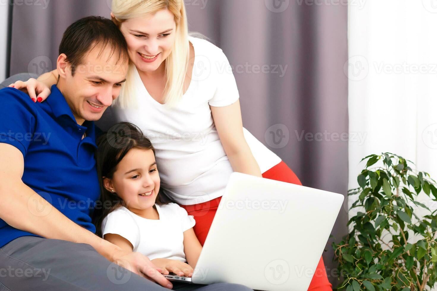 opera a partire dal casa o restare a casa a partire dal coronavirus covid-19 pandemia crisi. stile di vita contento famiglia tempo a casa con il computer portatile. quarantena. foto