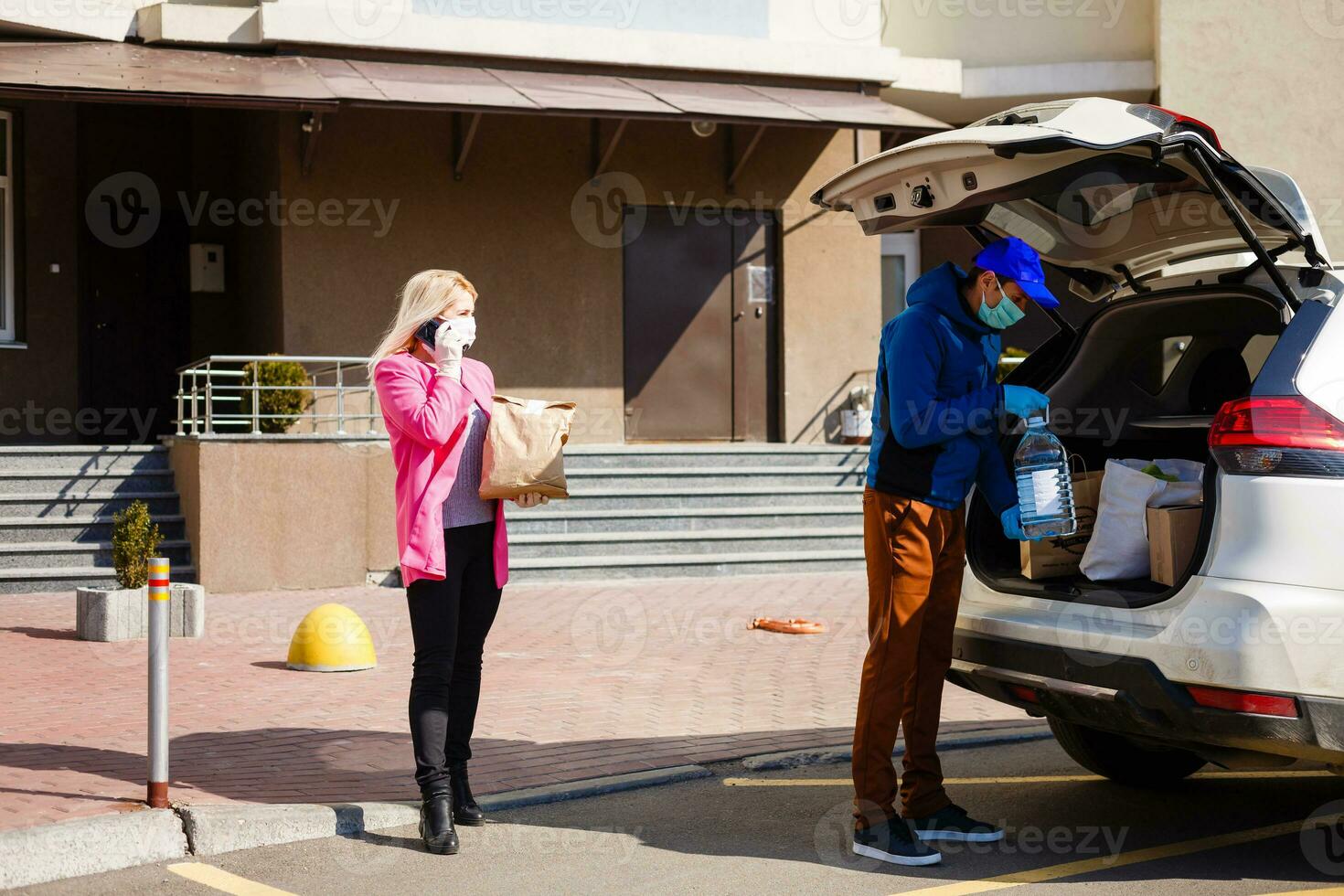 Corriere nel protettivo maschera e medico guanti consegna porta via cibo. consegna servizio sotto quarantena, malattia scoppio, coronavirus covid-19 pandemia condizioni. foto