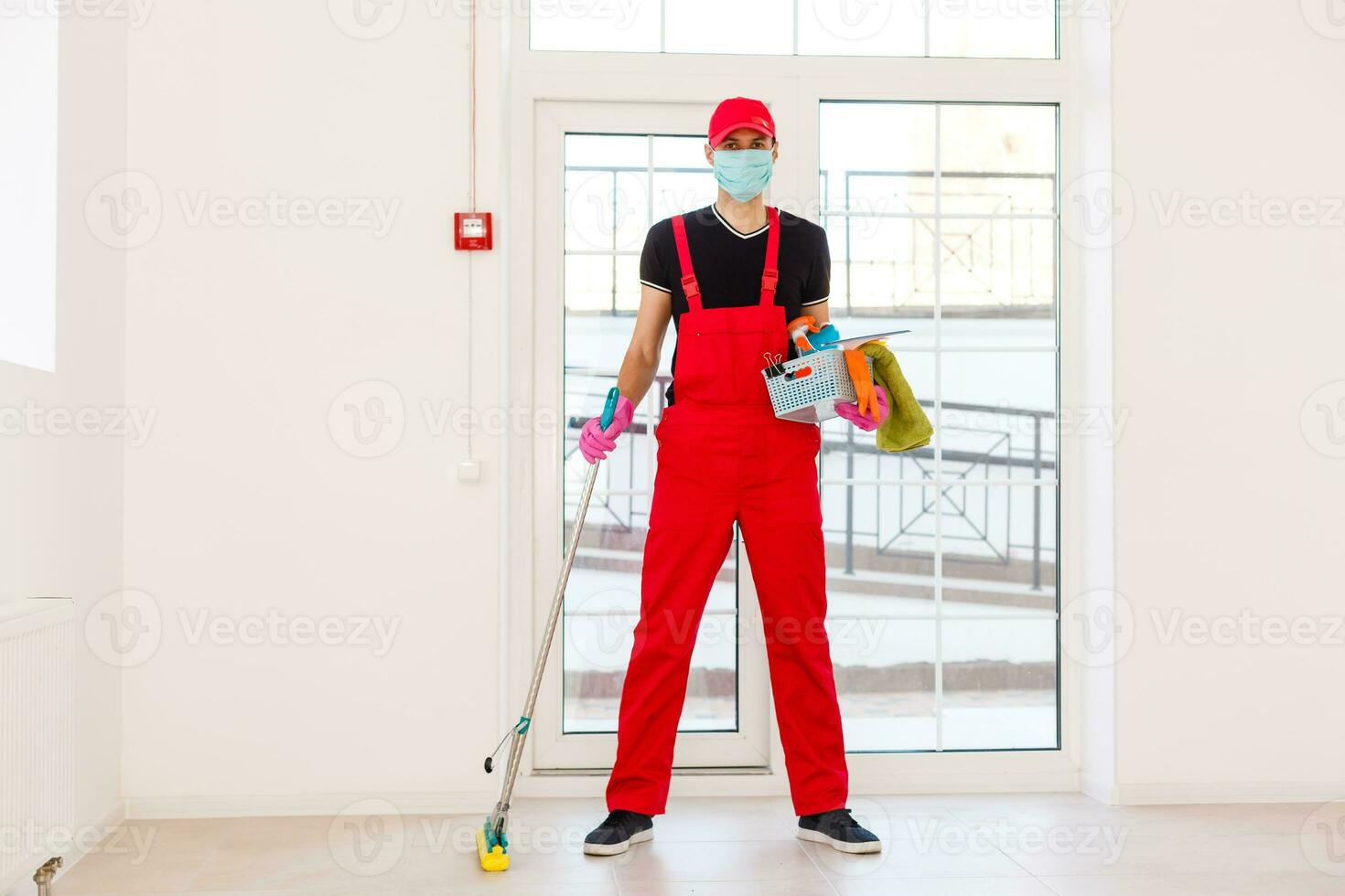 disinfezione per virus uccidere. lavoratore nel protezione maschera pulizia interno utilizzando chimico agenti per fermare diffusione virus infezioni. foto