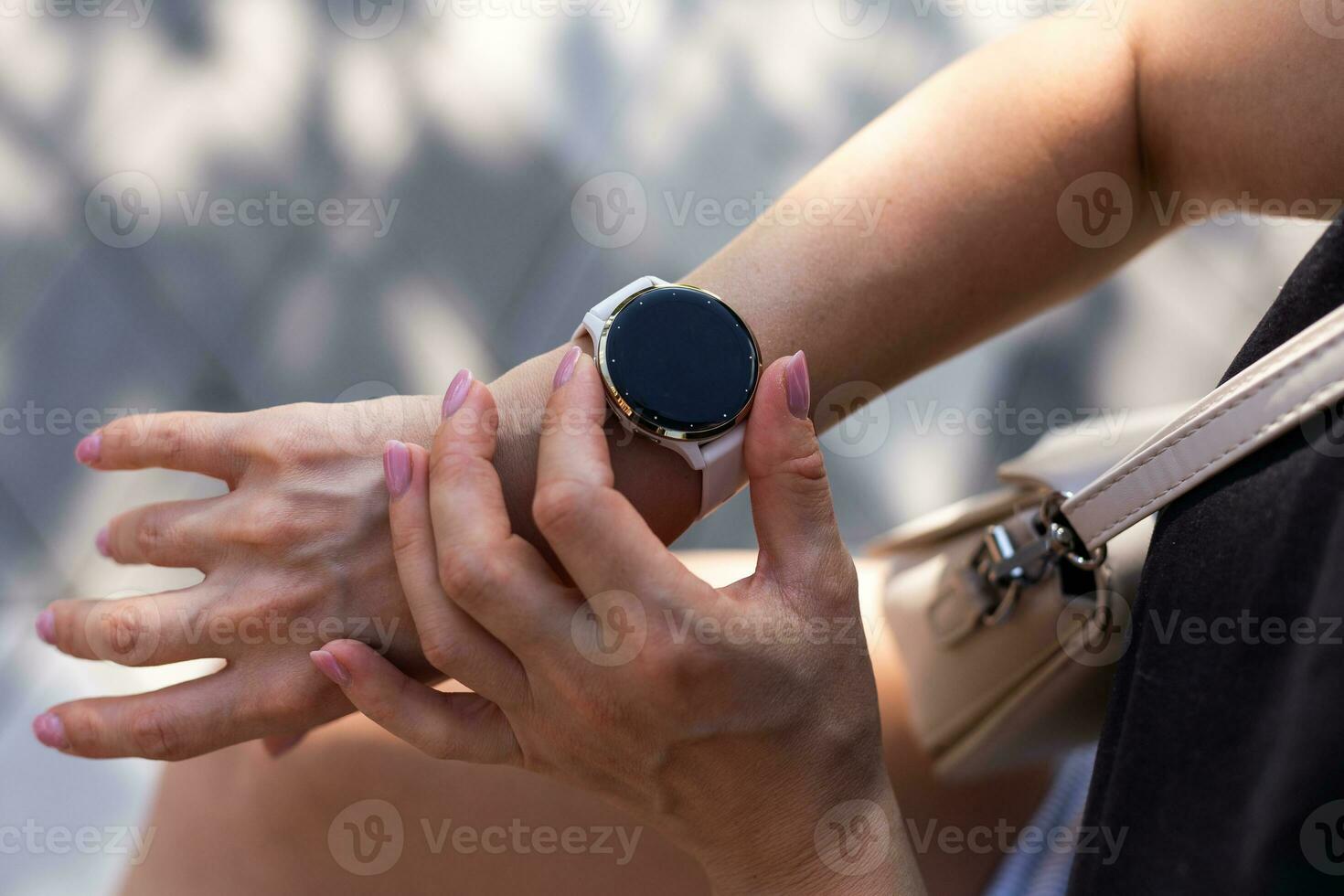 donna mano indossare un' orologio intelligente e controllo attivo stile di vita e utilizzando fitness inseguitore all'aperto su il spiaggia. foto