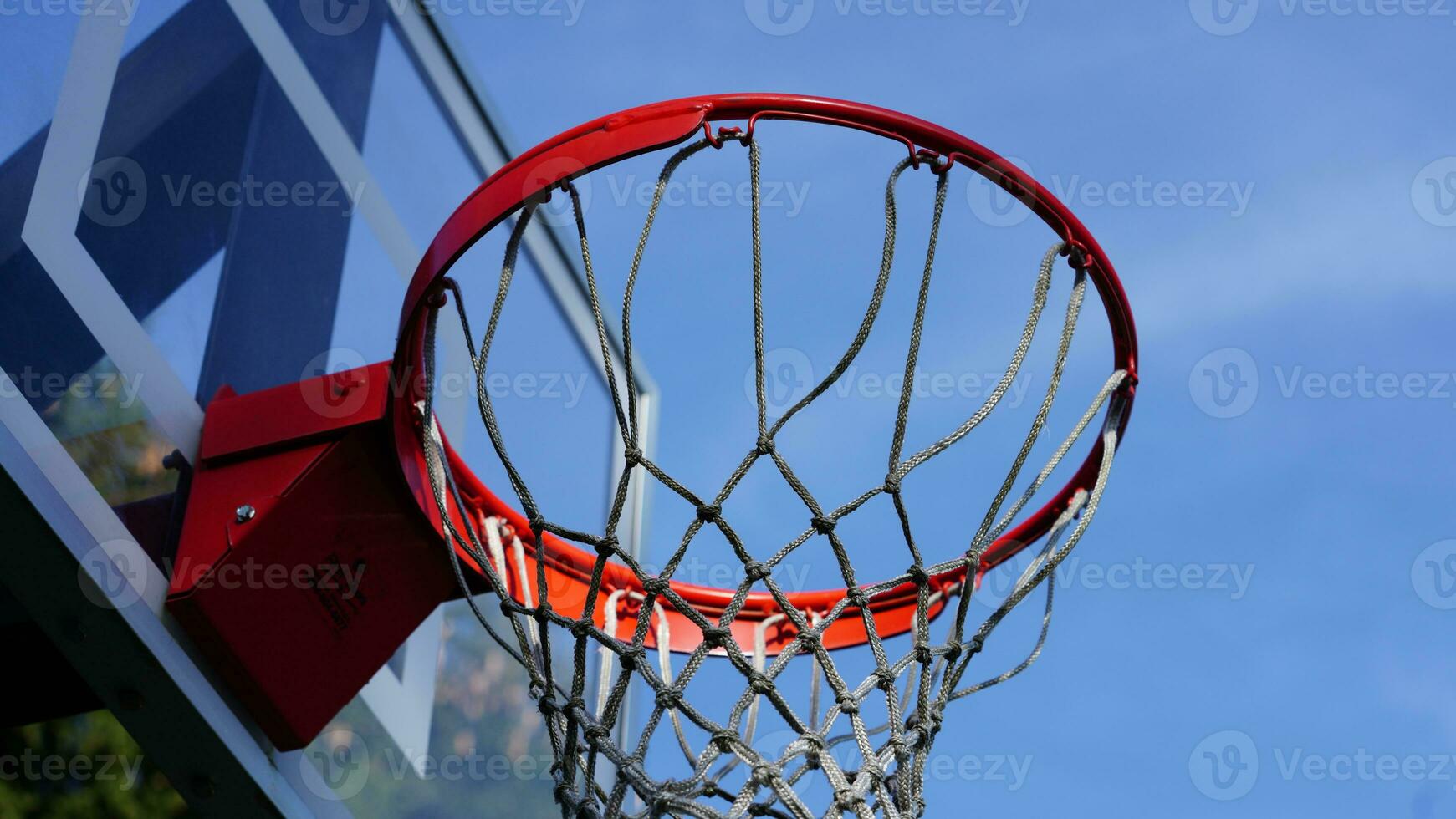 il pallacanestro cerchio Visualizza con il blu cielo come sfondo foto