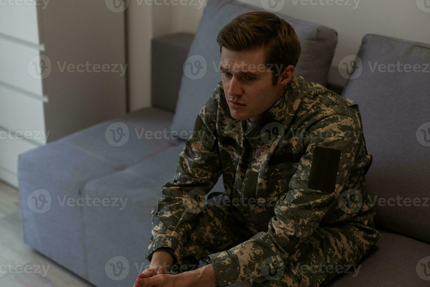 ritratto di mezzo anziano triste, disperato militare uomo guardare riflessivo a telecamera durante terapia sessione. Disabilitato soldato sofferenza a partire dal depressione psicologico trauma. ptsd concetto. orizzontale tiro foto