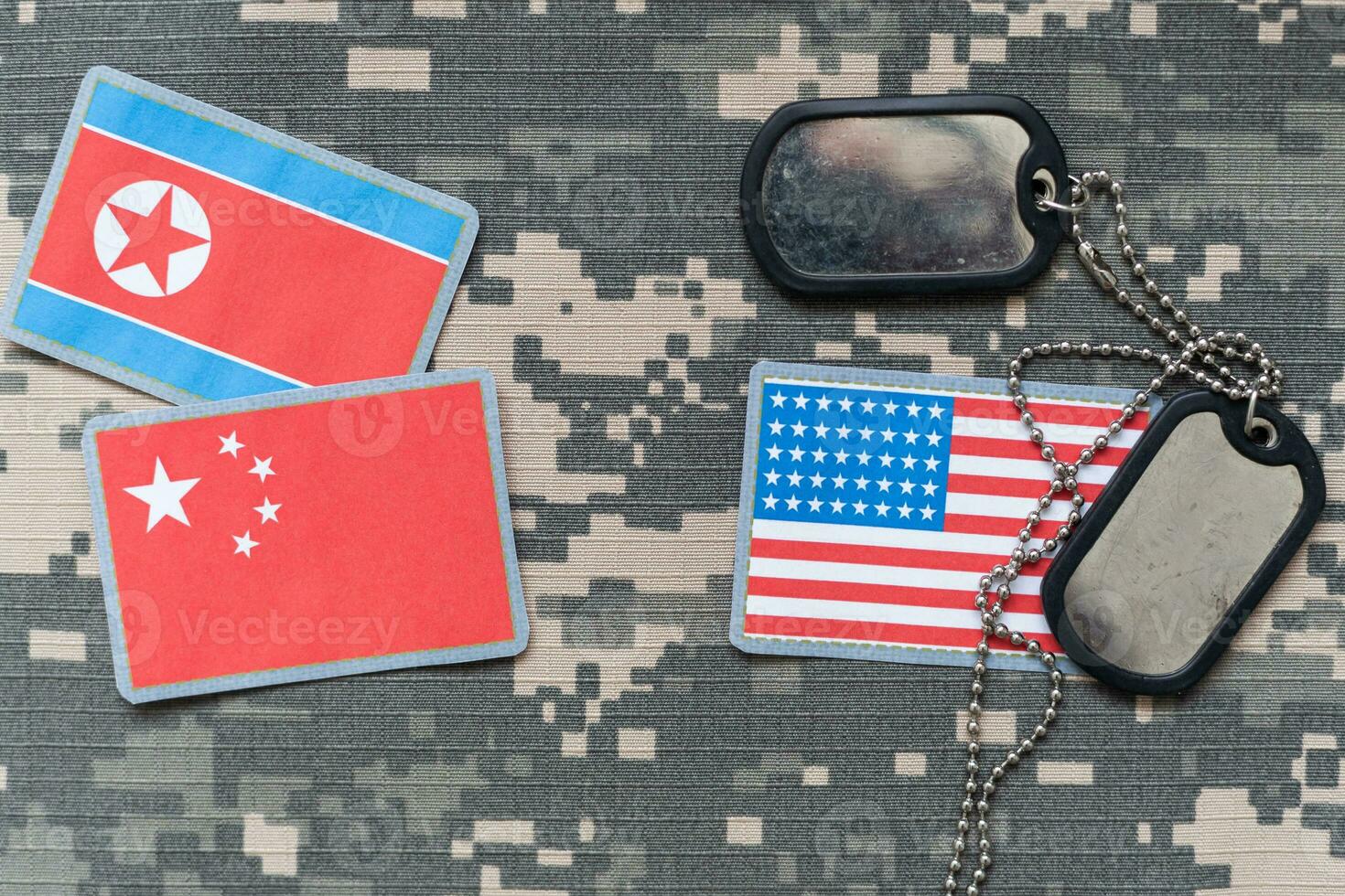 Stati Uniti d'America e nord Corea militare relazioni, identificazione cane tag su digitale camuffare tessuto. 3d illustrazione foto