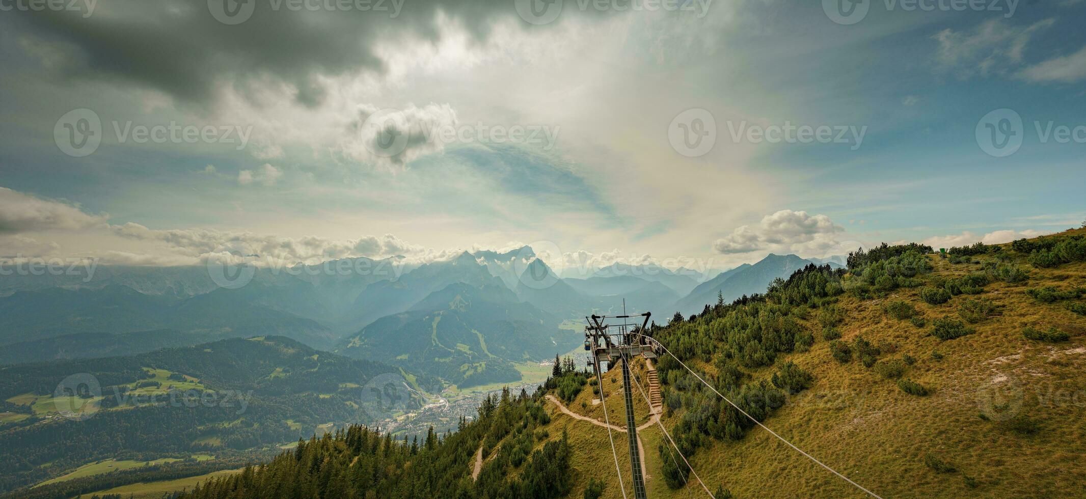 montagna panorama nel nuvoloso tempo metereologico vicino garmisch partenkirchen foto