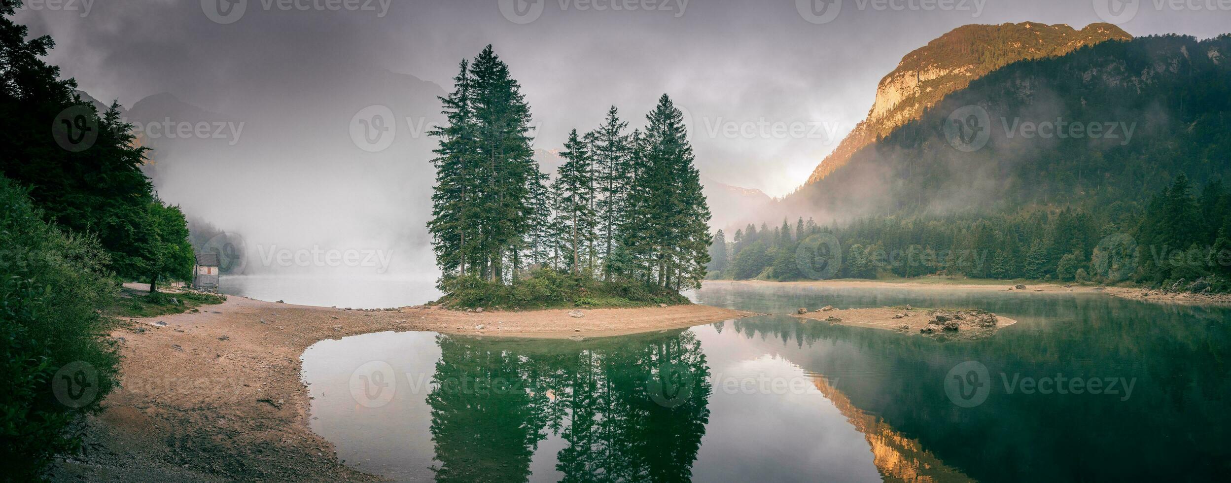 Alba al di sopra di il lago con nebbia nel il montagne foto