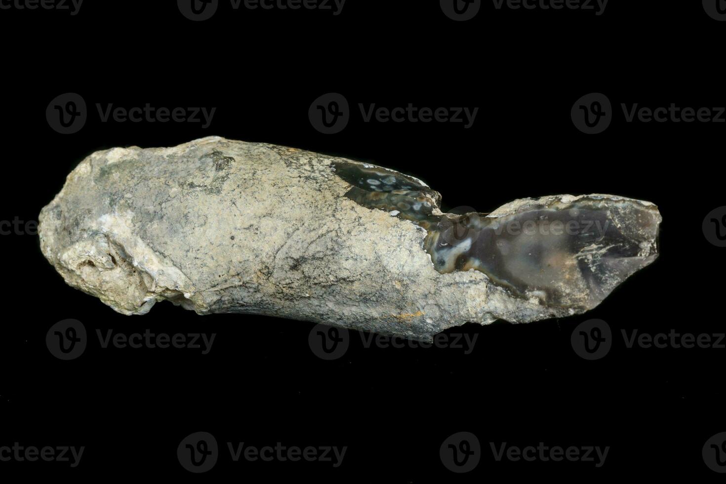 macro pietra pietra focaia minerale su un' nero sfondo foto