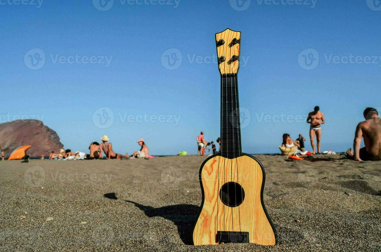 un' di legno ukulele su il spiaggia foto