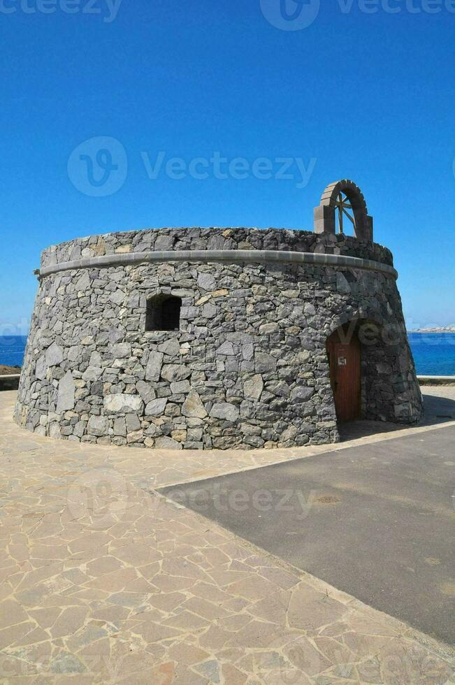 il vecchio pietra edificio vicino il mare foto