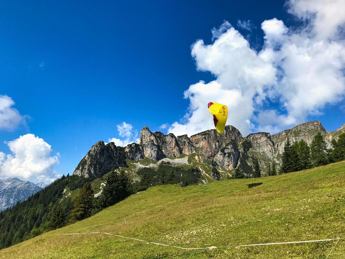 parapendio nelle alpi intorno al lago achensee e ai monti rofan foto