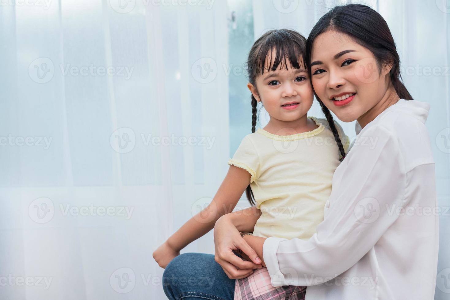 ritratto di mamma e figlia single. concetto di famiglia e persone felice. tema festa della mamma e dei bambini foto