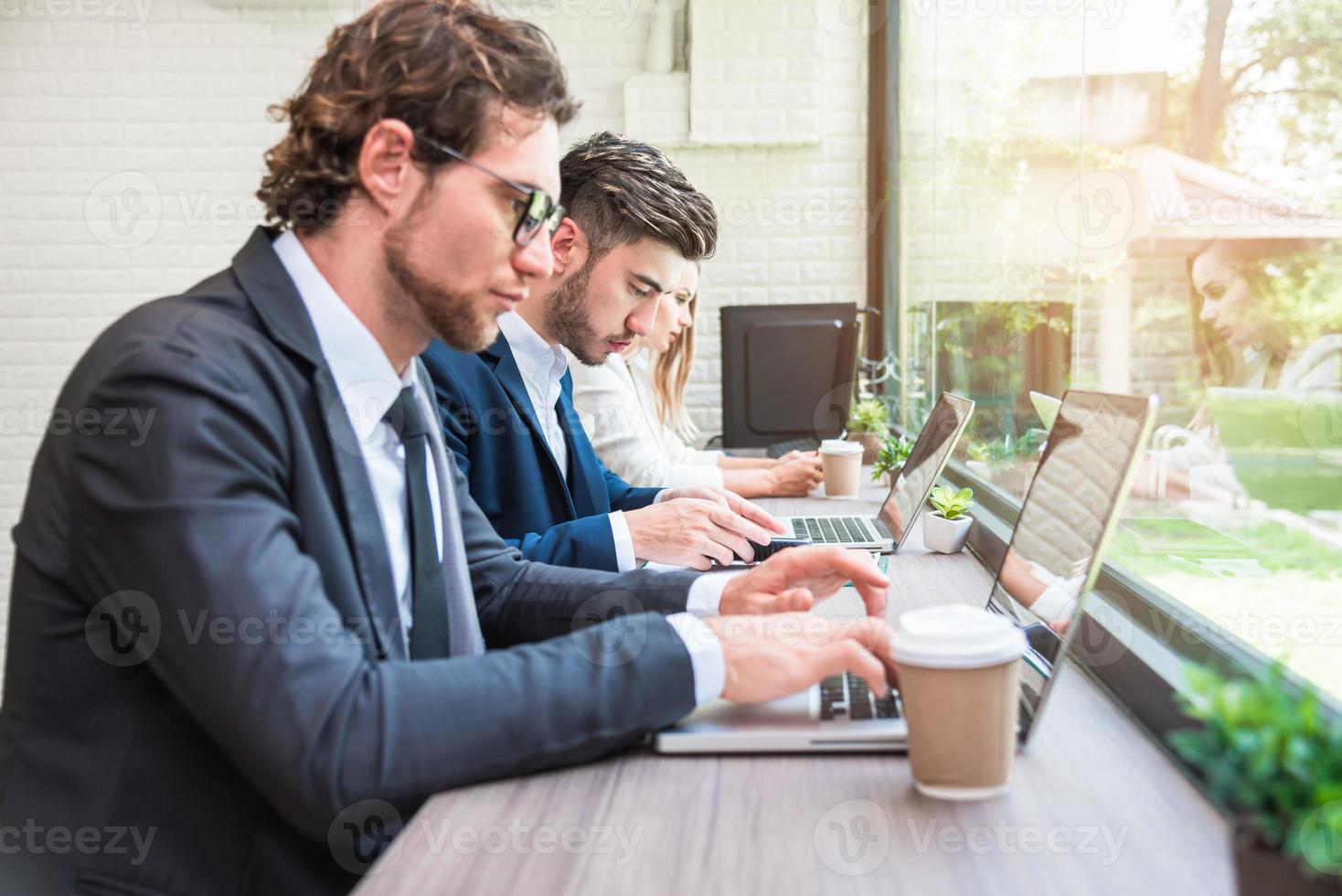 gruppo di uomini d'affari che lavorano con laptop moderni in ufficio. concetto di lavoro di squadra e cooperazione. tema dell'uomo d'affari e dell'uomo di stipendio. tema innovativo e tecnologico foto