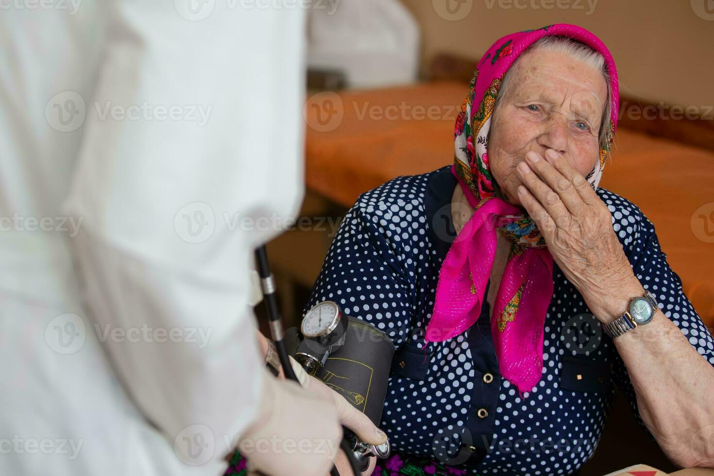 il medico le misure il pressione di un anziano donna. foto