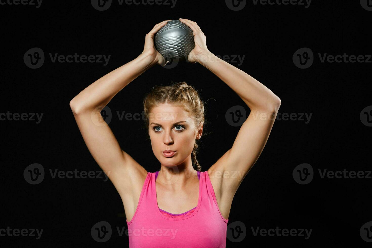 bellissimo giovane donna è esercizio con medicina sfera. foto