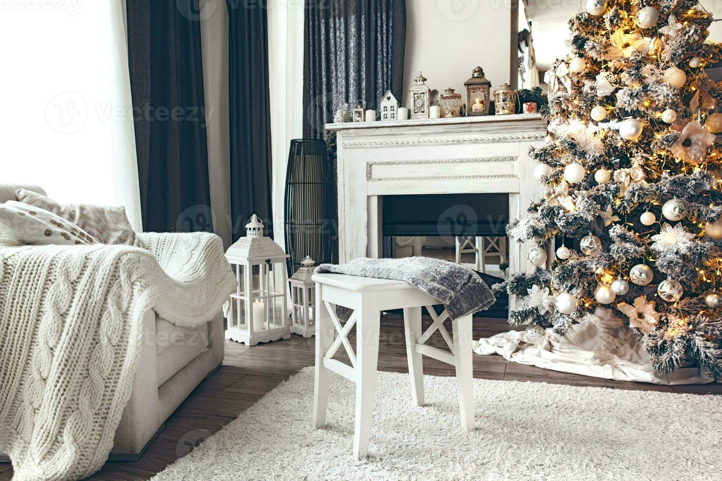 Natale interno azione fotografie. Esplorare caldo e invitante vacanza a tema casa impostazioni, ornato con scintillio luci, calze autoreggenti, e meravigliosamente decorato Natale alberi. foto