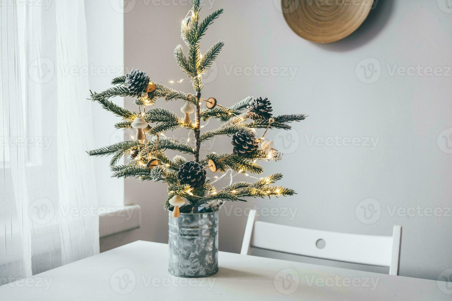 Natale interno azione fotografie. Esplorare caldo e invitante vacanza a tema casa impostazioni, ornato con scintillio luci, calze autoreggenti, e meravigliosamente decorato Natale alberi. foto