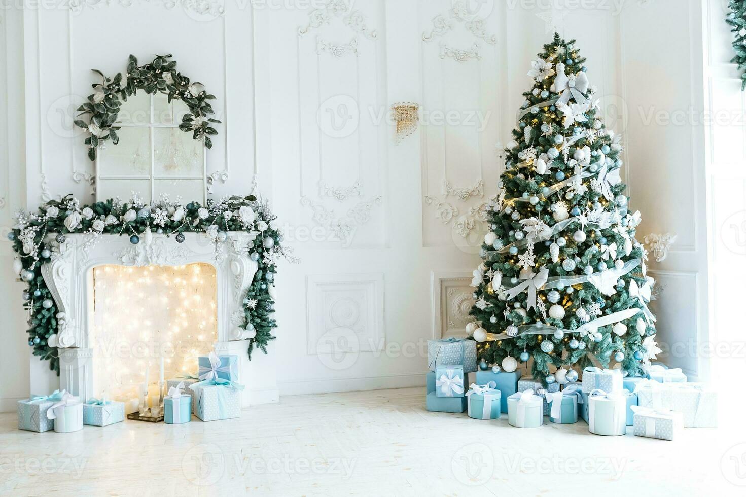 Natale interno azione fotografie. Esplorare caldo e invitante vacanza a tema casa impostazioni, ornato con scintillio luci, calze autoreggenti, e meravigliosamente decorato Natale alberi. foto