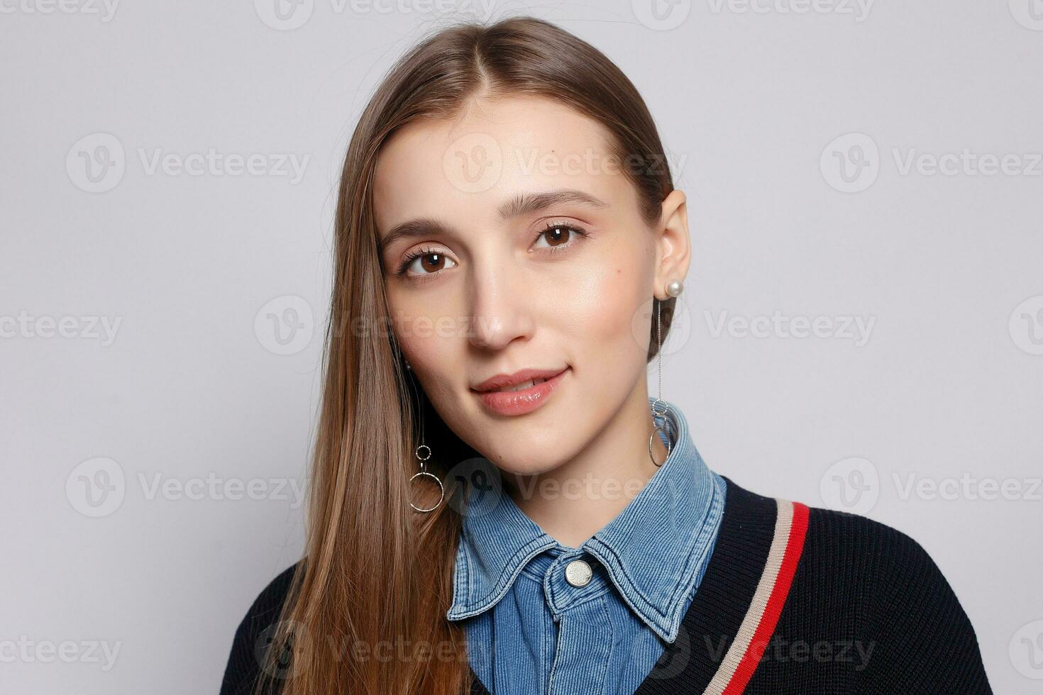 bella sorridente con gioia femmina con giusto capelli, vestito casualmente foto