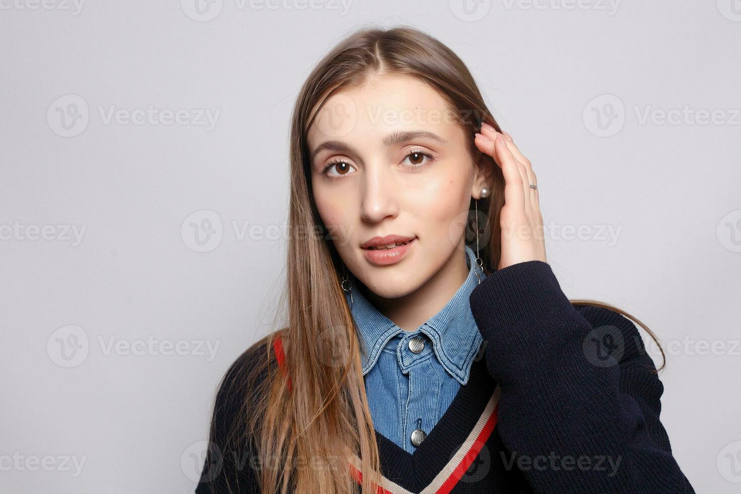 bella sorridente con gioia femmina con giusto capelli, vestito casualmente foto