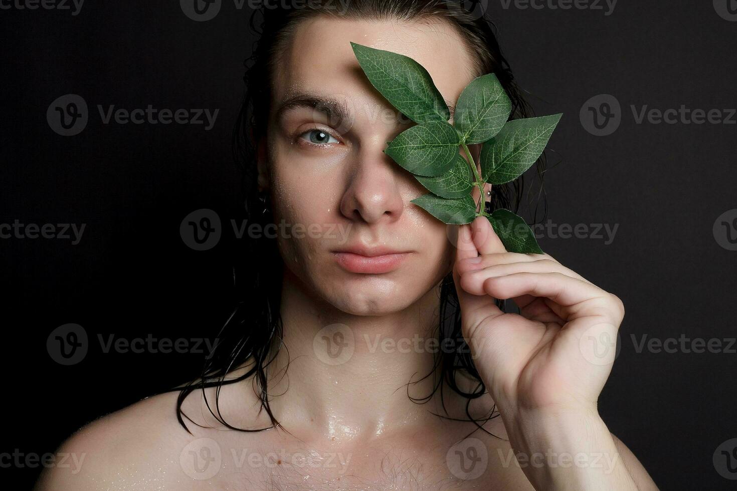 vicino su ritratto di un' molto bello uomo foto