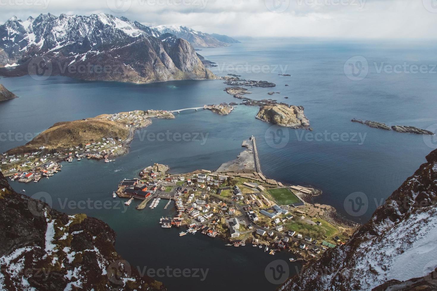 paesaggio panoramico delle isole lofoten - picchi, laghi, case foto