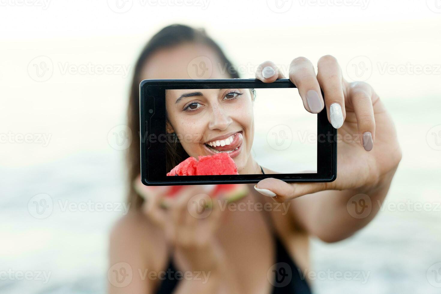 estate vacanza - giovane ragazza mangiare fresco anguria su sabbioso spiaggia foto