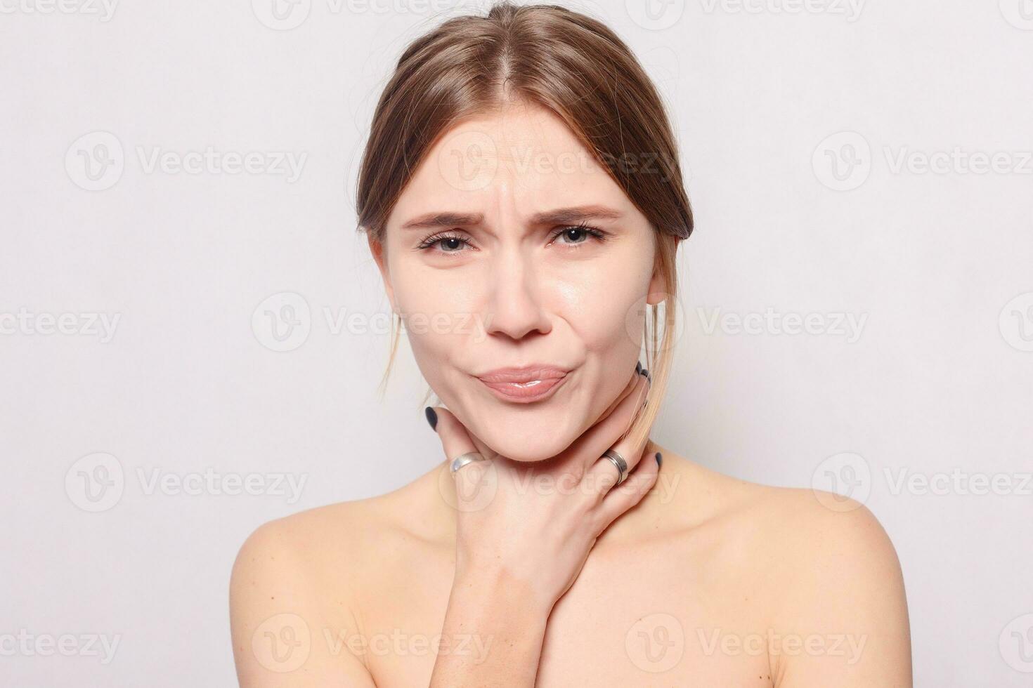 gola dolore. avvicinamento di malato donna con dolorante gola sensazione cattivo foto